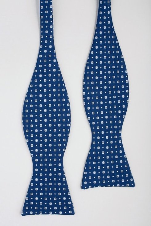Blue Macclesfield bow tie with pattern