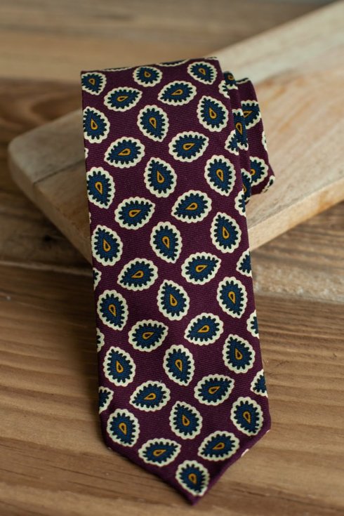 Burgundowy krawat z wełny challis z motywem paisley