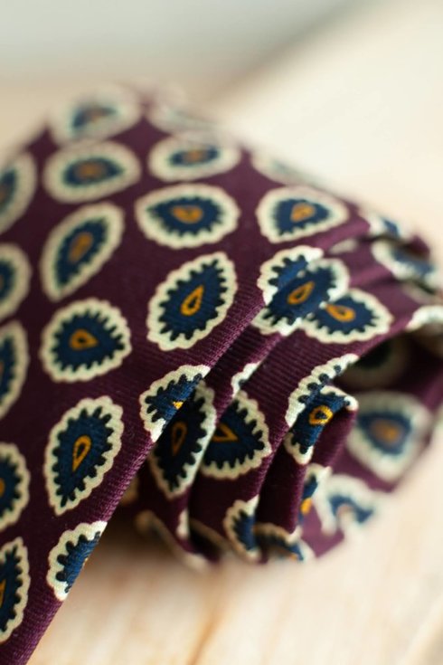 Burgundowy krawat z wełny challis z motywem paisley