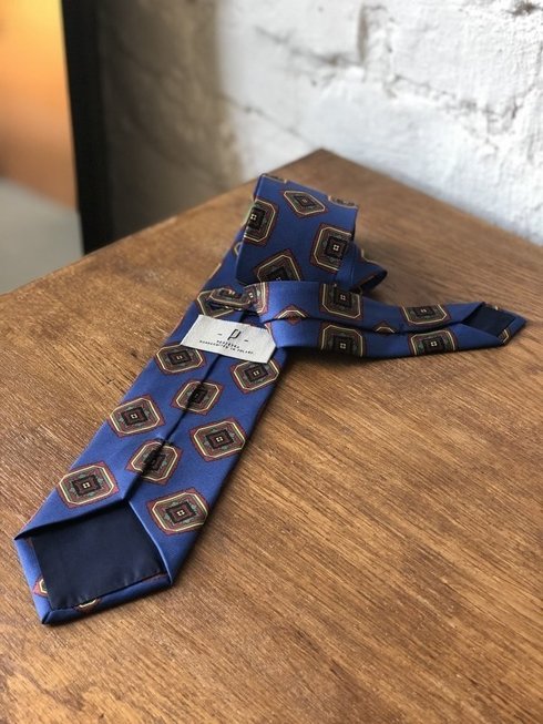 Krawat z jedwabiu Macclesfield niebieski w medaliony