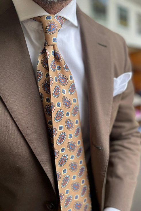 Złoty krawat z jedwabiu drukowanego z motywem paisley